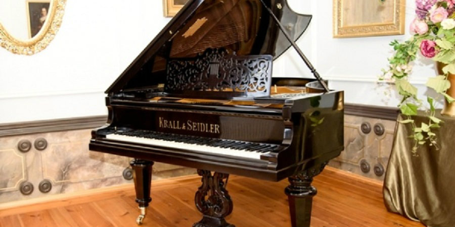 Antique Piano Collection in Ostromecko | Bydgoszcz